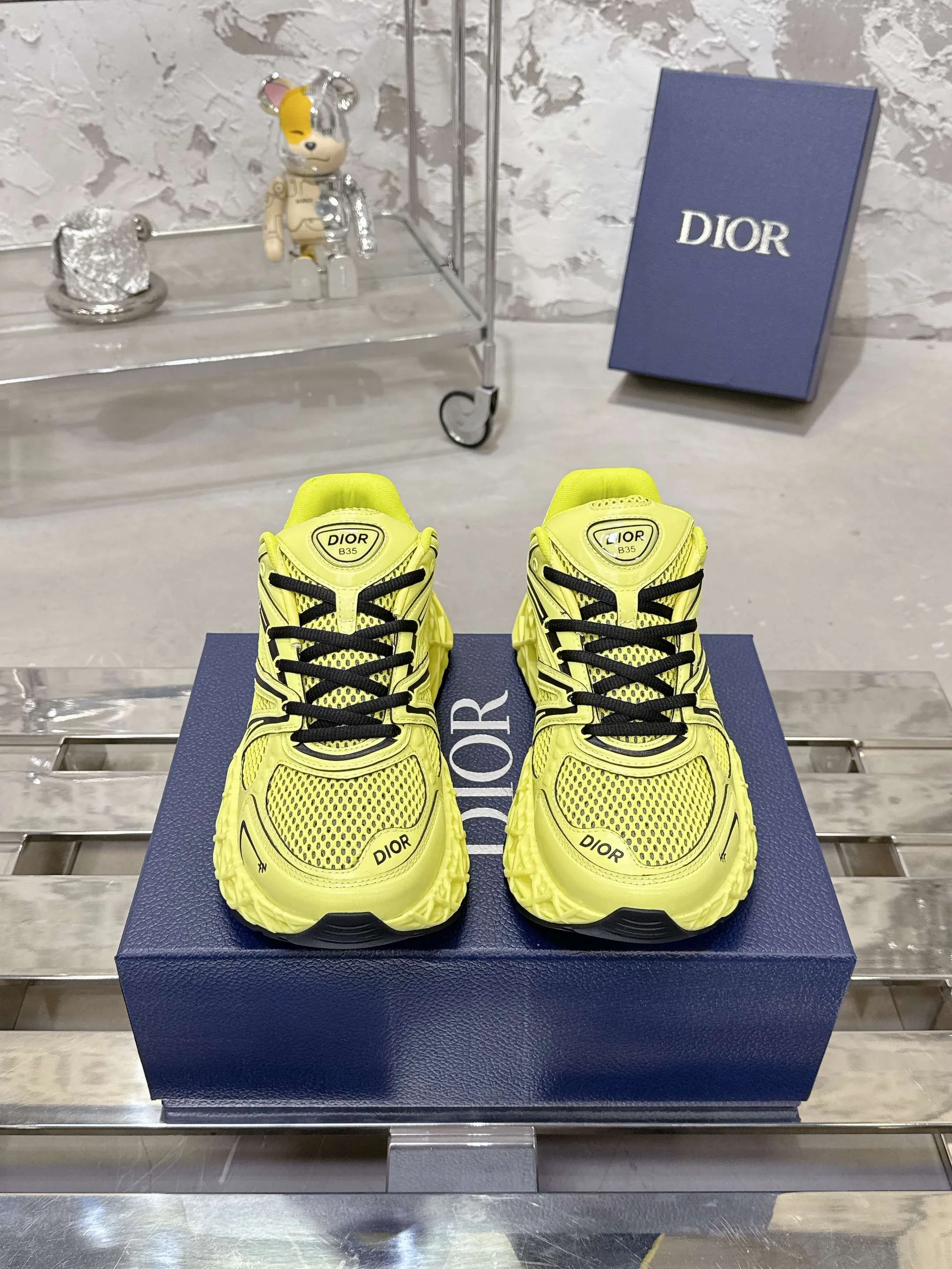Factory price 780💰 Top version! ! ! Dior (B35) DIOR spring and summer men's wear show, the show was held at the Valle de Grasse School in Paris. Kim Jones drew inspiration from the works of South African artist Hylton Nel. The details of the shoes, clog soles and tribal elements, cleverly blended luxury craftsmanship and practicality, with fresh childishness and bright temperament, creating a new season hot spot. Dior KAWA Dior co-branded casual sports shoes reinterpret running shoes with Dior's high-end style. B35 is made of fine-textured leather and mesh fabric materials. It can be worn in all seasons, is comfortable and breathable, and has multiple lines on the shoe body to outline details. It has a full retro three-dimensional feel and can create a casual look all year round! Fabric: Cowhide/customized cloth material Lining: Imported breathable mesh Outsole: Original molded outsole Size: 39-46 (customized at 45.46)
